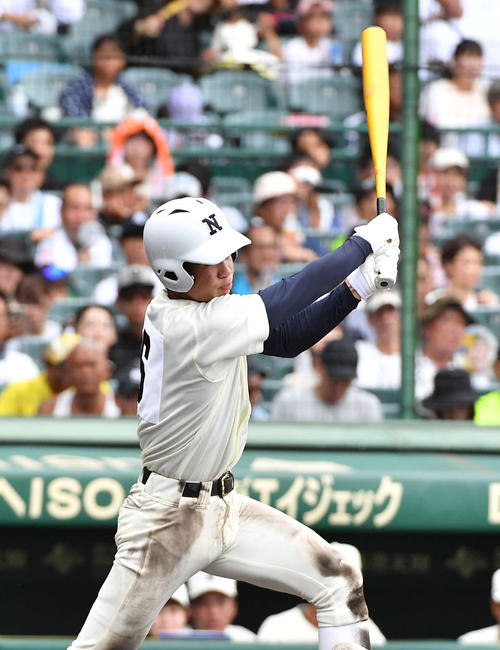 鳥栖工対日大三　6回裏日大三1死二塁、森山は勝ち越しの適時中二塁打を放つ（撮影・岩下翔太）