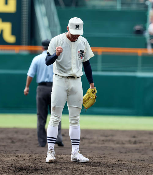 鳥栖工対日大三　鳥栖工に勝利しマウンドでガッツポーズを見せる安田（撮影・加藤哉）