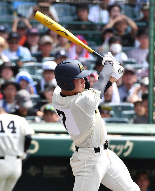 神村学園対市和歌山　1回表神村学園1死二塁、秋元は左翼線へ先制適時二塁打を放つ（撮影・岩下翔太）
