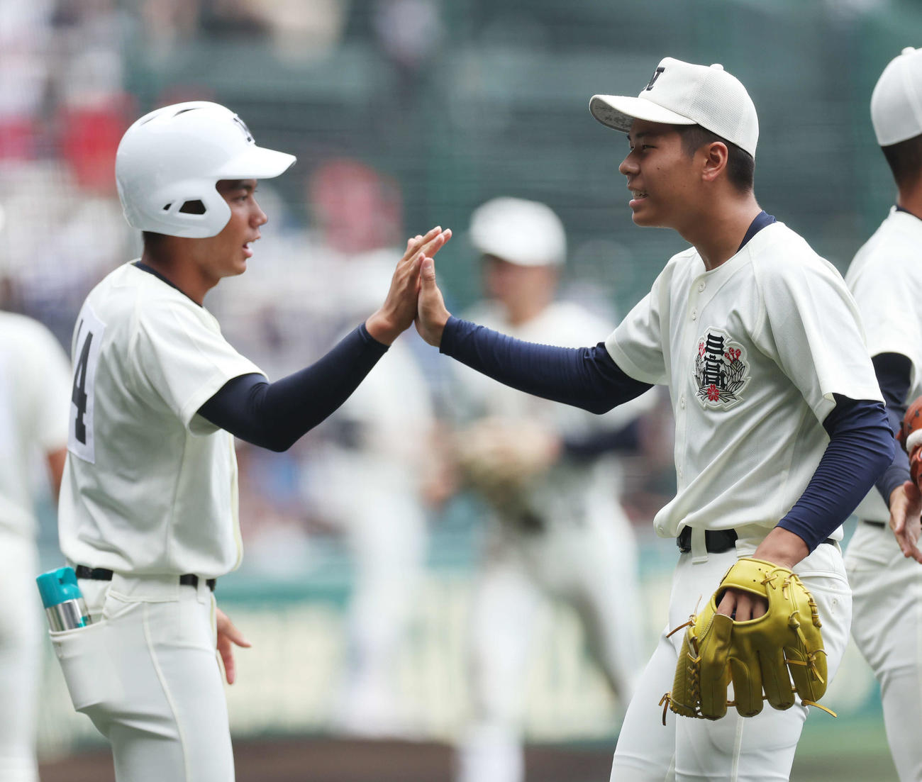 鳥栖工対日大三　2回表を無失点に抑え、チームメートとタッチを交わす日大三・安田（右）（撮影・宮地輝）