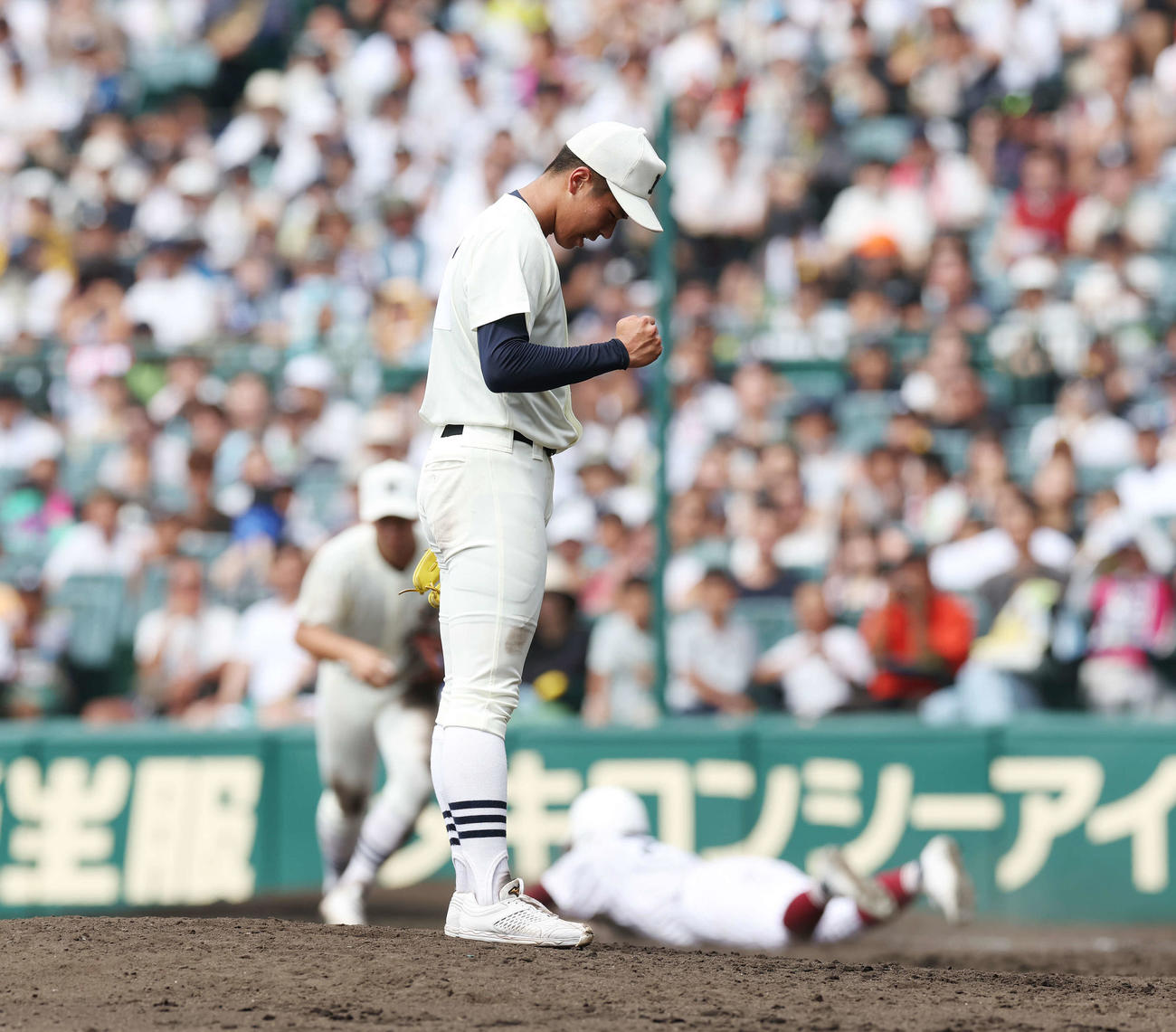 鳥栖工対日大三　9回表鳥栖工2死一塁、代打原田を空振り三振にし、ガッツポーズする安田（撮影・宮地輝）