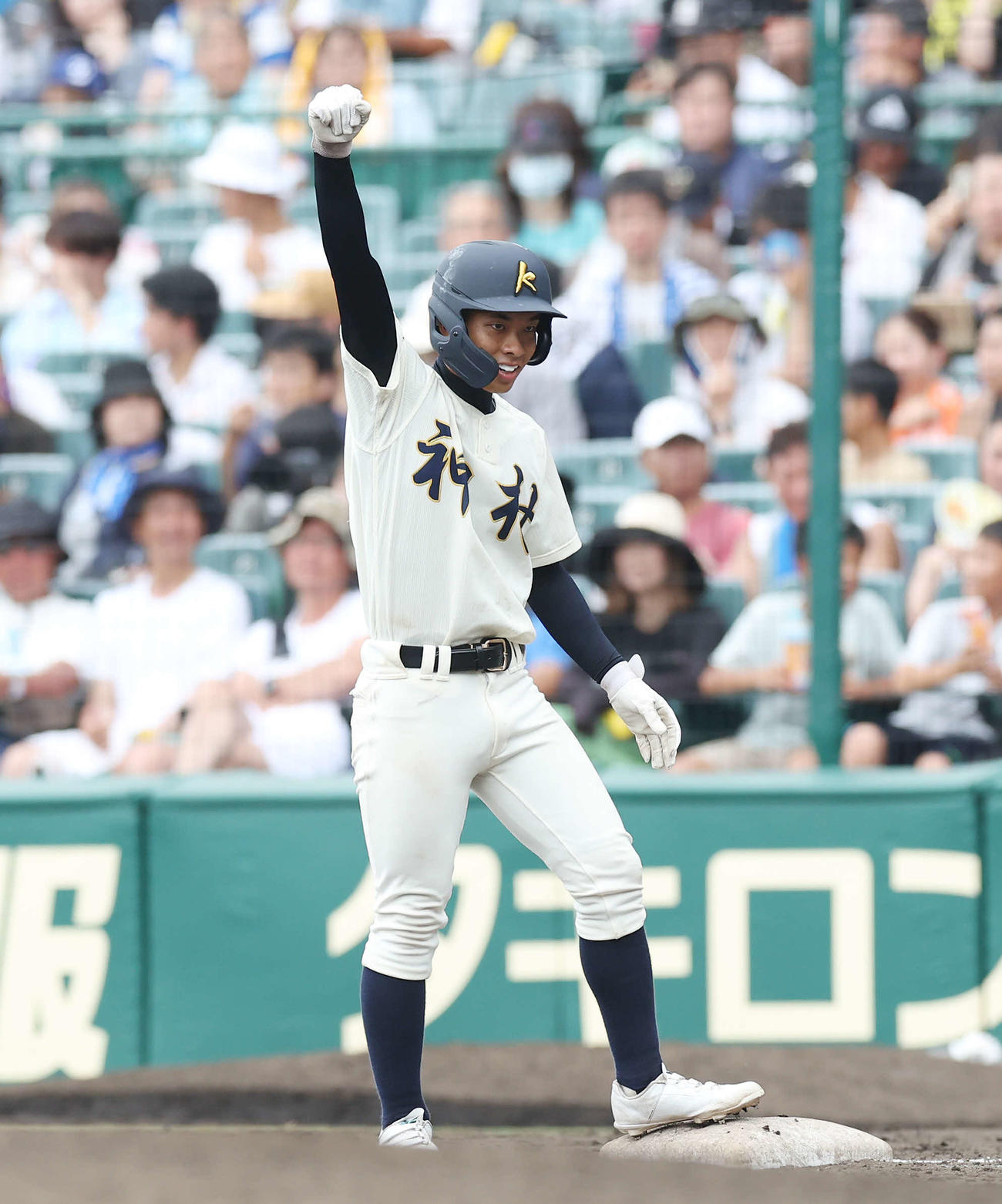 神村学園対市和歌山　7回表神村学園2死一、二塁、中前適時打を放ち、ガッツポーズする上川床（撮影・宮地輝）