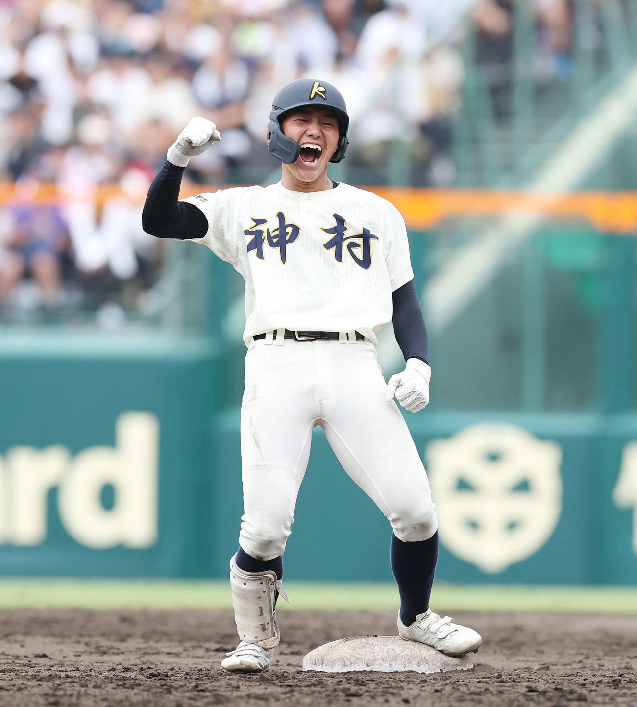 神村学園対市和歌山　7回表神村学園2死一、二塁、2点左適時二塁打を放ち、ガッツポーズする松尾龍（撮影・宮地輝）
