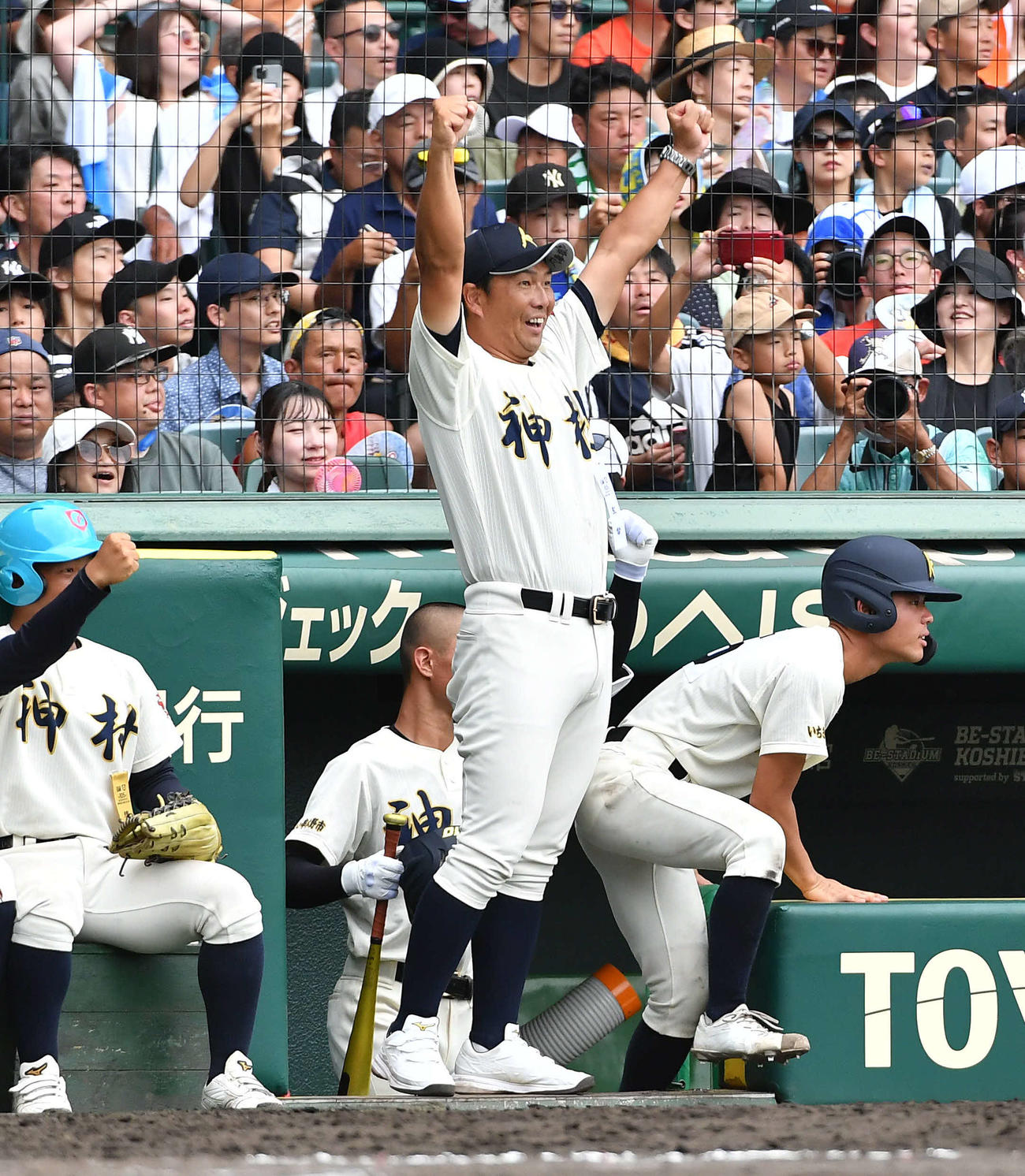 神村学園対市和歌山　7回表神村学園2死一、二塁、松尾龍が中越え2点適時二塁打を放ち、ベンチでガッツポーズする小田監督（撮影・岩下翔太）