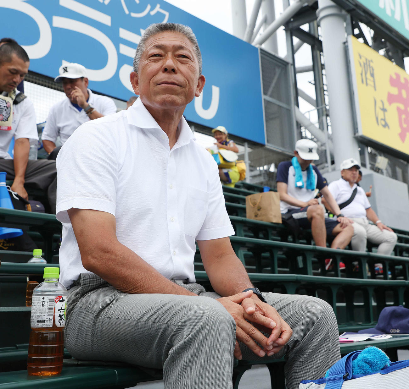 鳥栖工対日大三　アルプススタンドで観戦する日大三・前監督の小倉全由氏（撮影・宮地輝）