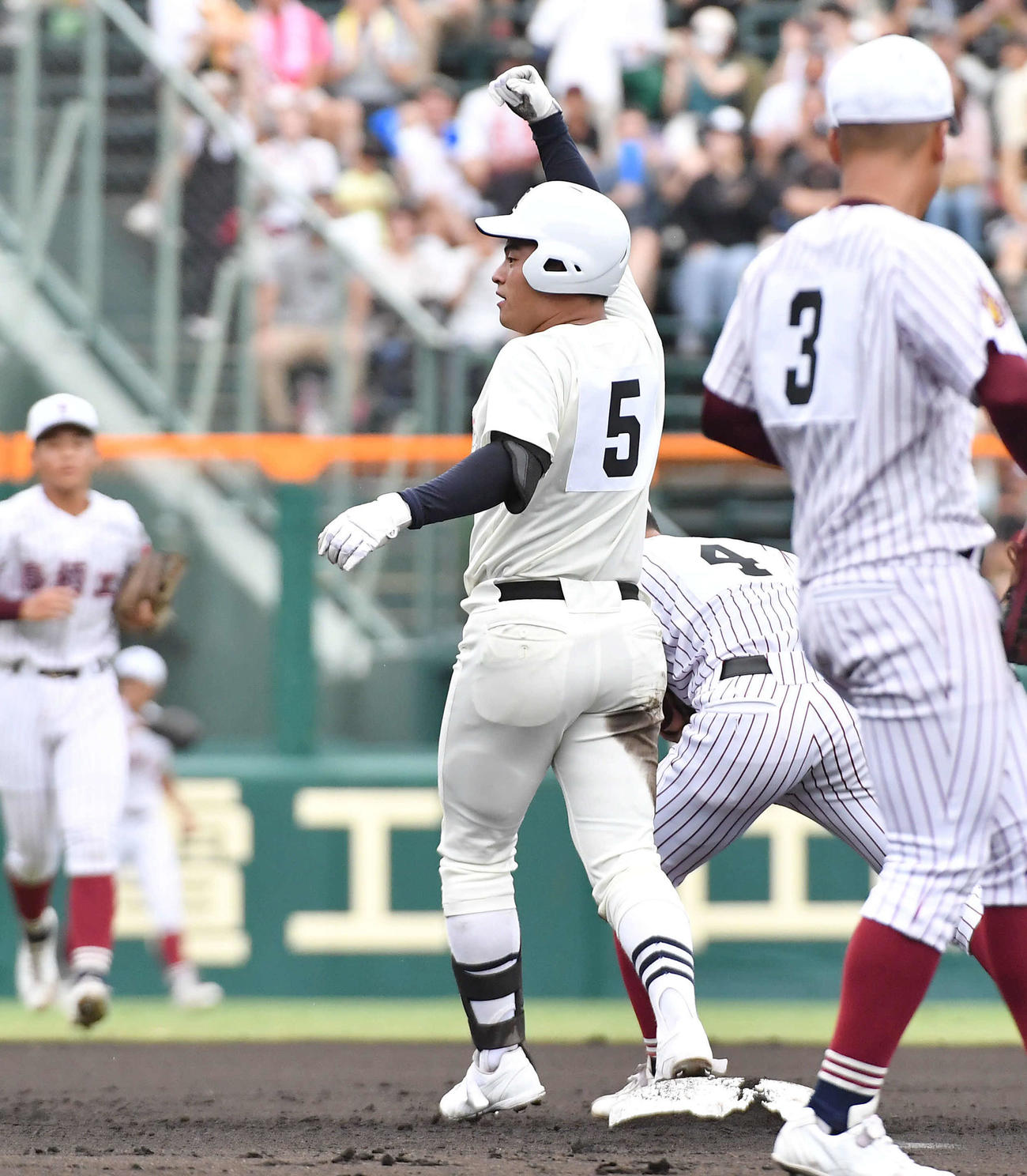 鳥栖工対日大三　1回裏日大三1死二塁、同点の適時左二塁打を放ち、ガッツポーズする二宮（撮影・岩下翔太）