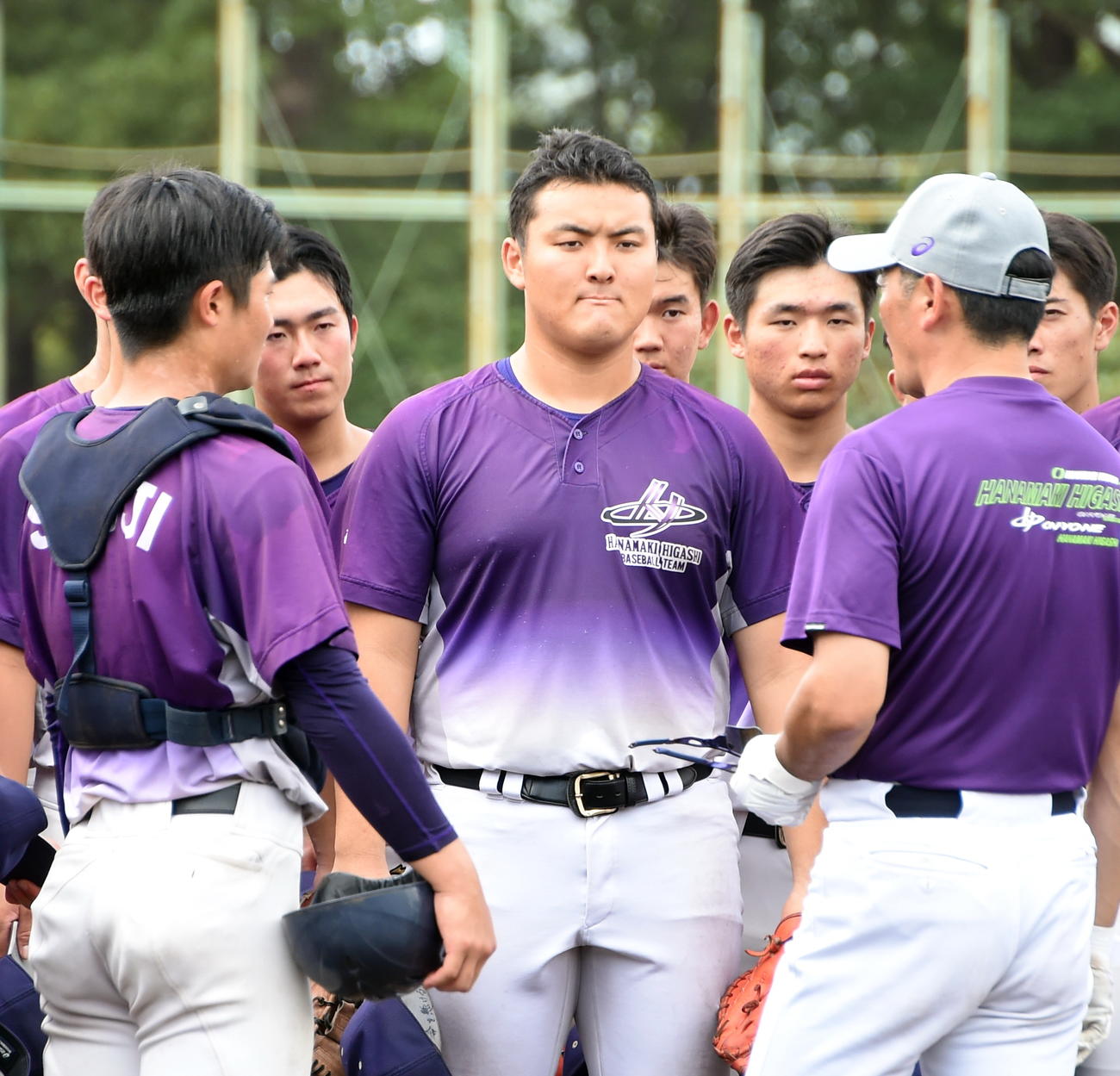 佐々木監督（右）の話を聞く佐々木麟（中央）ら花巻東の選手たち（撮影・山田愛斗）