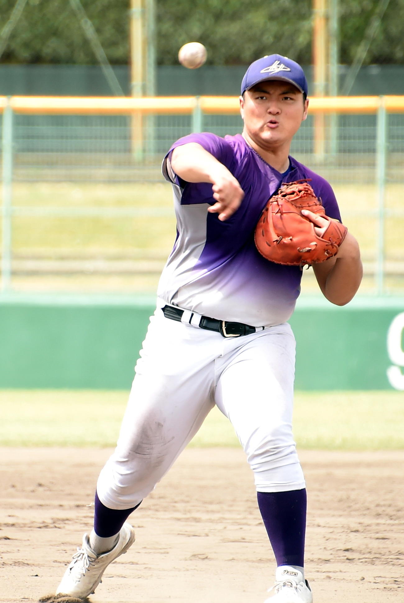 本塁へスローイングする花巻東・佐々木麟（撮影・山田愛斗）