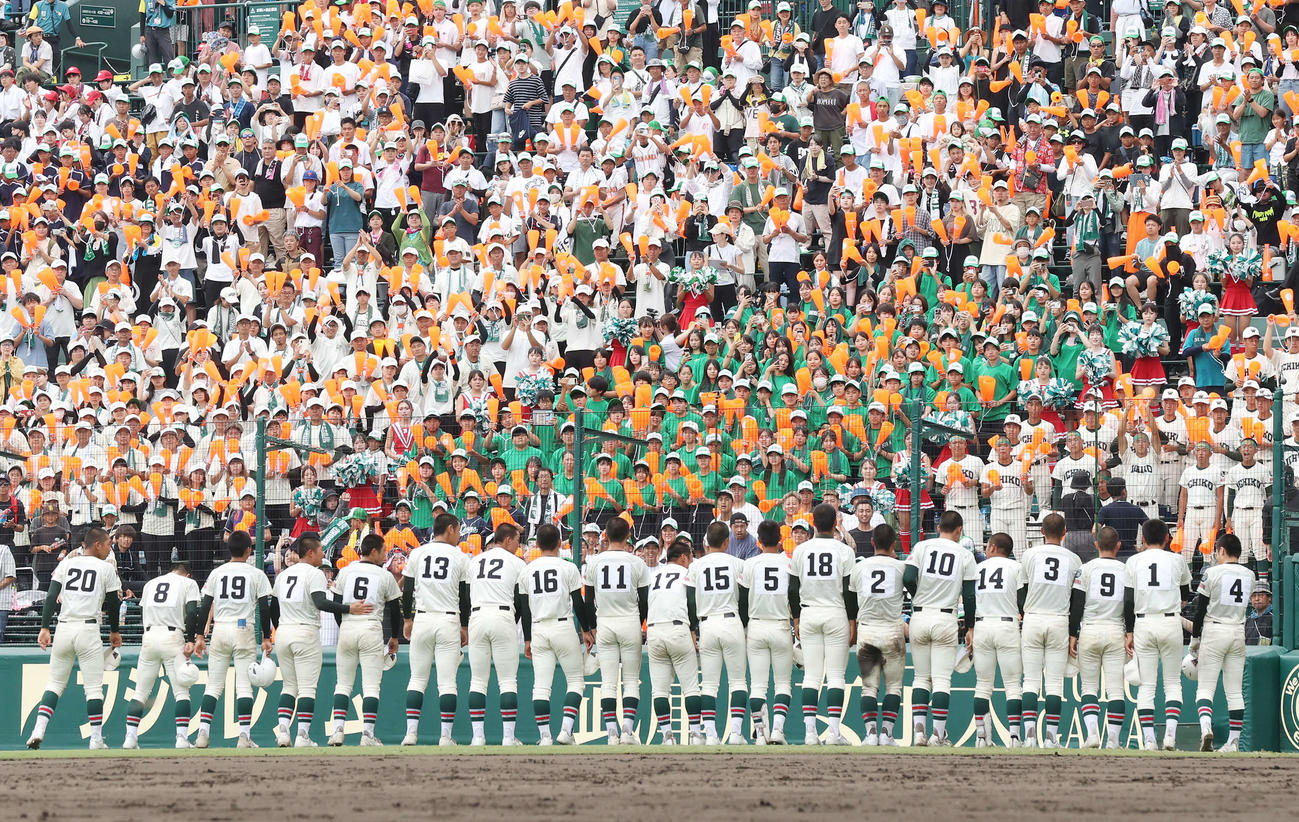 神村学園対市和歌山　敗れて応援席にあいさつする市和歌山の選手たち（撮影・宮地輝）