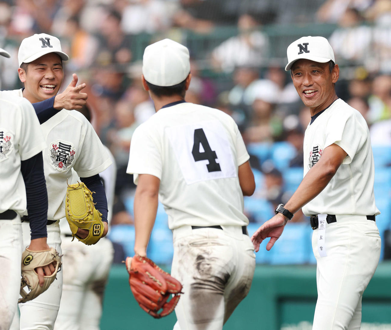 鳥栖工対日大三　日大三・古賀（中央）に笑顔を見せる安田（左）と三木監督（撮影・宮地輝）