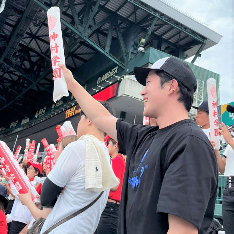 全国高校野球選手権　市和歌山対神村学園　アルプスで応援する、神村学園秋元悠汰外野手の兄、悠希さん（撮影・村松万里子）