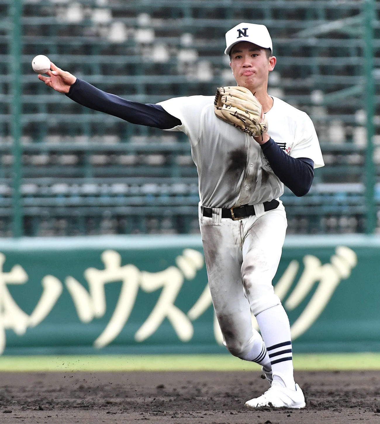 鳥栖工対日大三　4回表鳥栖工2死、鐘ケ江の遊ゴロを処理する日大三・森山（撮影・岩下翔太）