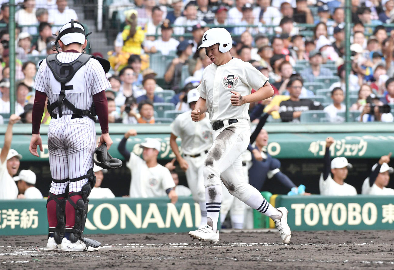 鳥栖工対日大三　6回裏日大三1死二塁、森山の勝ち越し適時中二塁打で生還する岡村（撮影・岩下翔太）