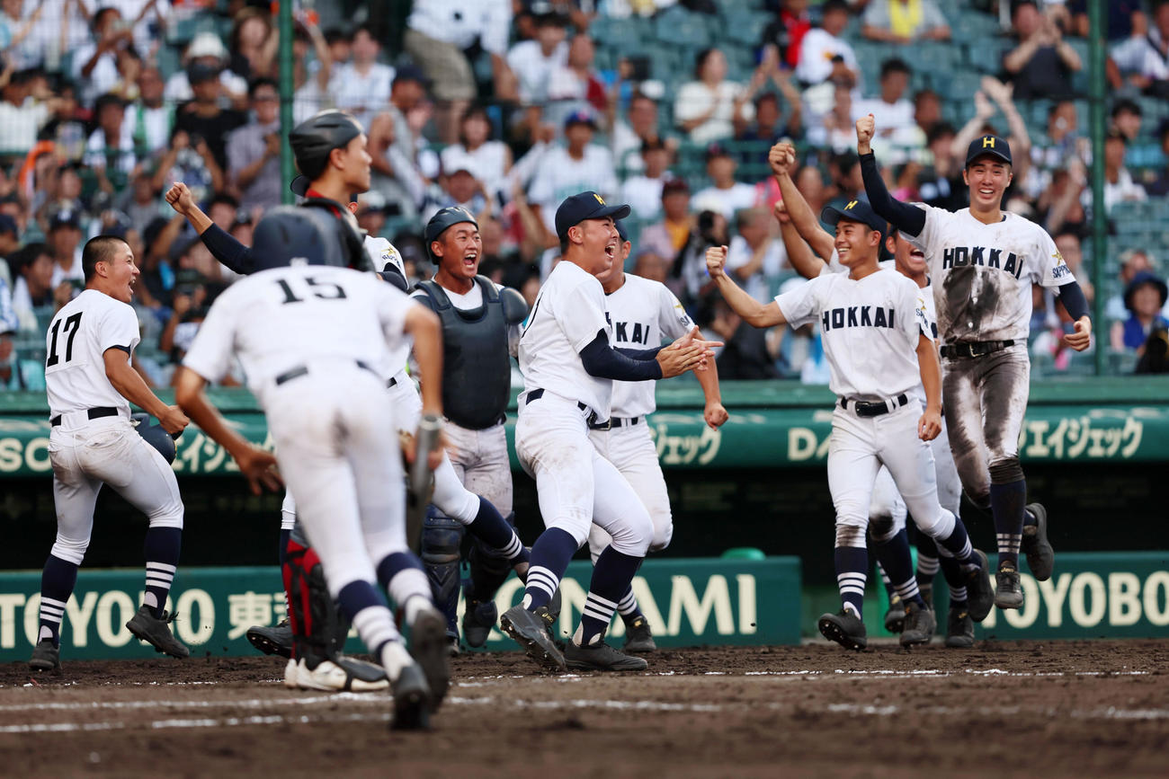 北海対浜松開誠館　9回裏北海1死二塁、関の左越え適時打でサヨナラ勝ちとなりグラウンドに出て喜ぶナイン（撮影・加藤哉）