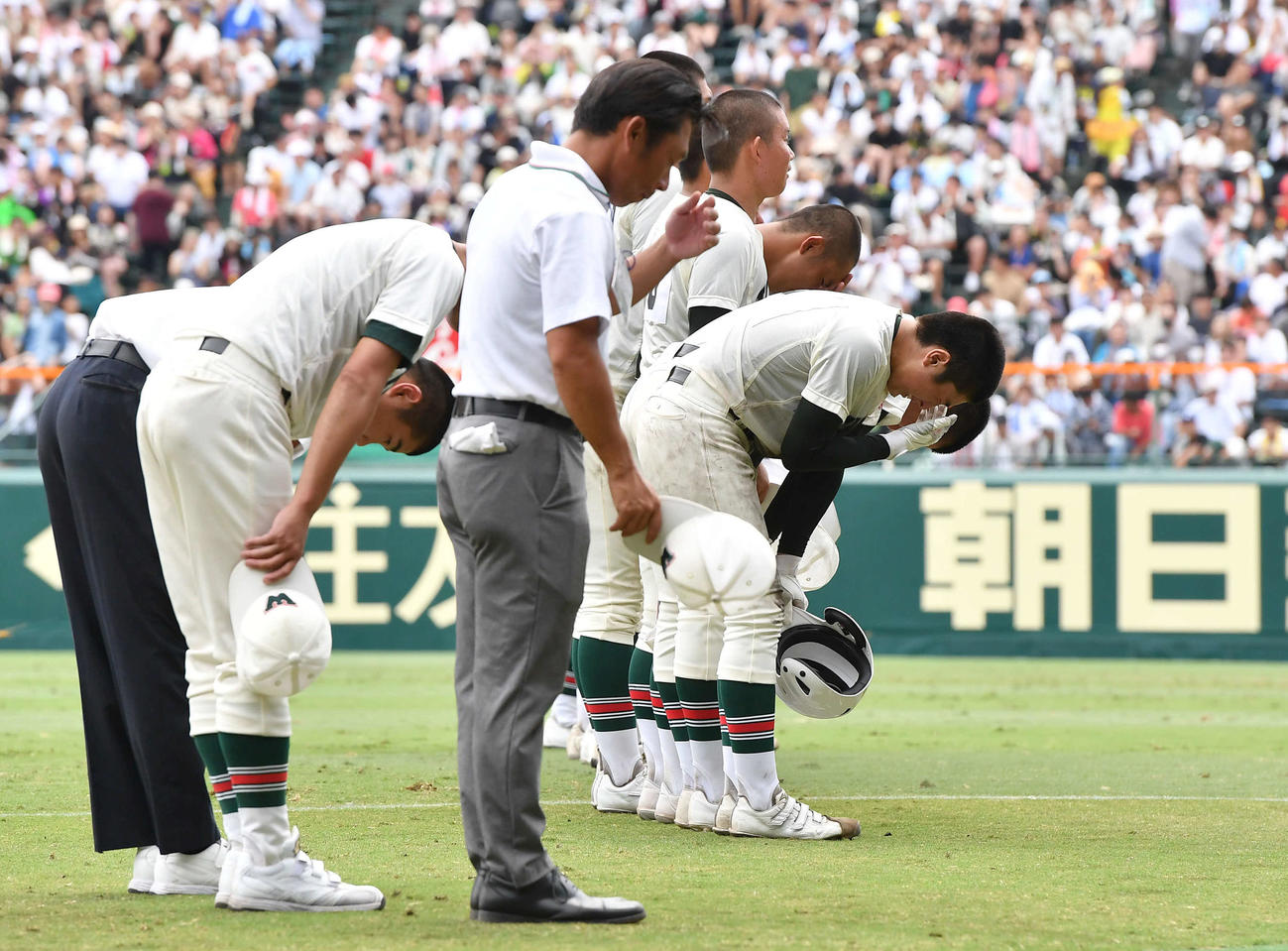 神村学園対市和歌山　神村学園に敗れ、涙しながらアルプススタンドの応援団に一礼する熊本（右端）ら市和歌山ナイン（撮影・岩下翔太）