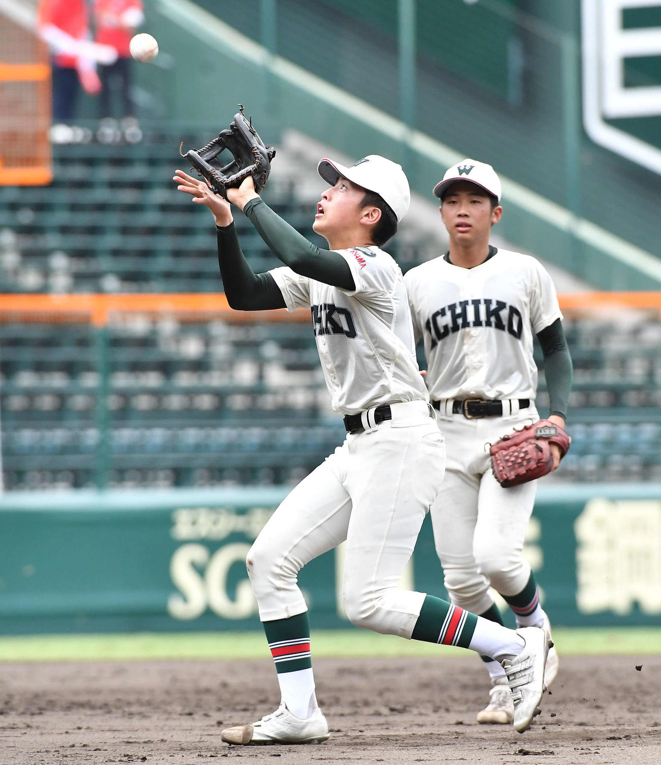 神村学園対市和歌山　5回表神村学園1死、岩下の二飛を捕球する熊本（撮影・岩下翔太）
