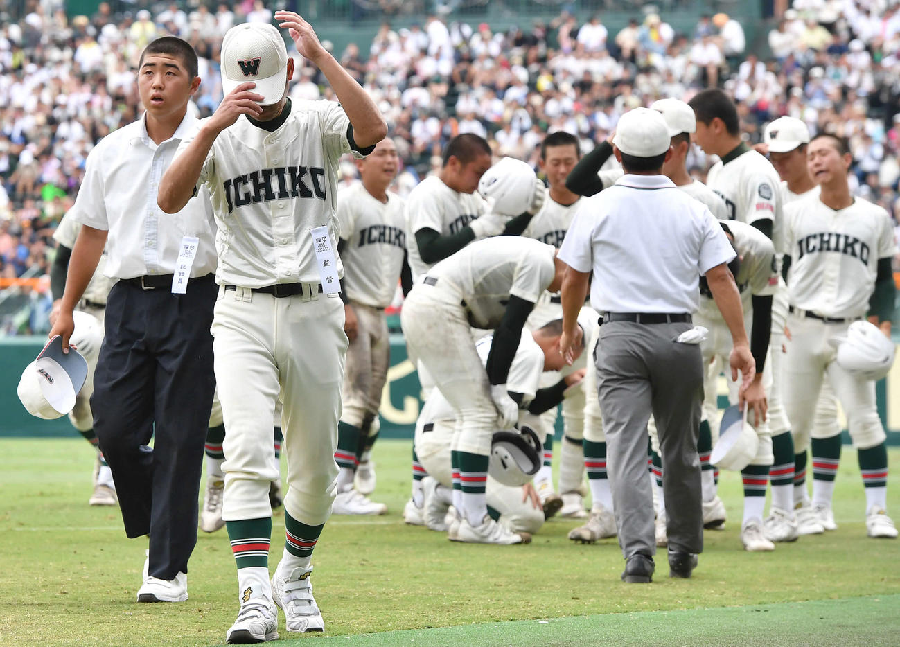 神村学園対市和歌山　神村学園に敗れ、肩を落として引き揚げる半田監督（左から2人目）と泣き崩れる市和歌山ナイン（撮影・岩下翔太）