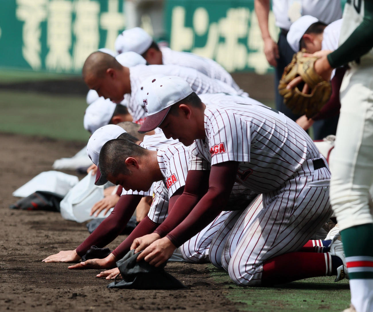 鳥栖工対日大三　日大三に敗れ甲子園の土を集める鳥栖工ナイン（撮影・加藤哉）