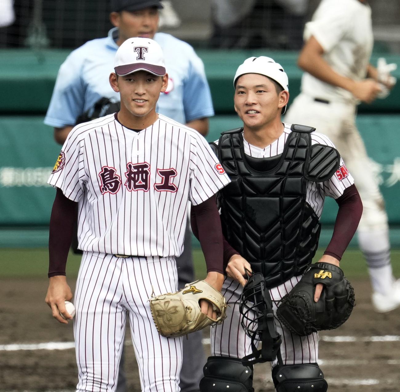 鳥栖工―日大三　8回裏、2死三塁のピンチを迎え、マウンドで言葉を交わす松延響（左）と松延晶の鳥栖工バッテリー（共同）