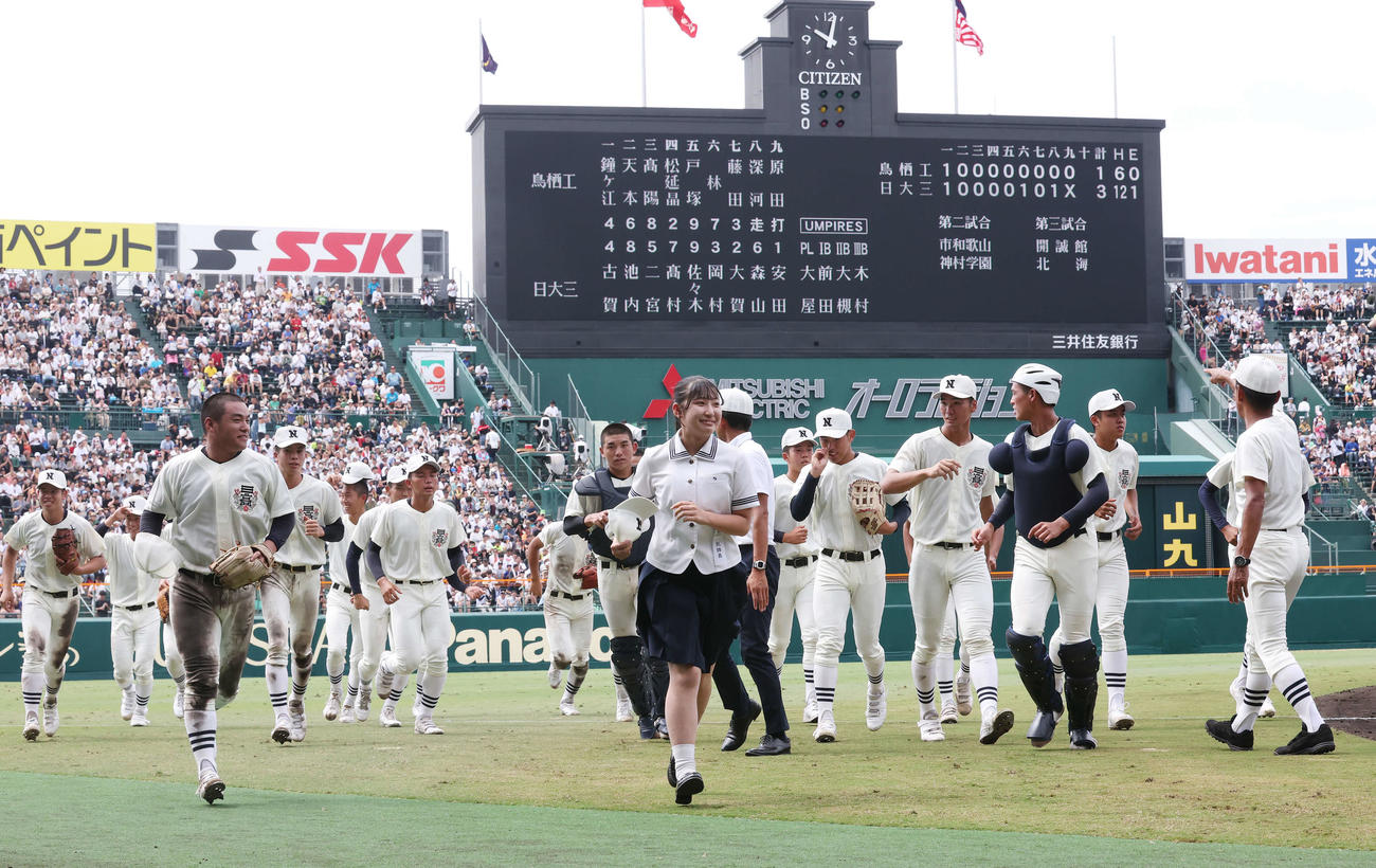 鳥栖工対日大三　勝利し、笑顔の日大三ナイン（撮影・宮地輝）