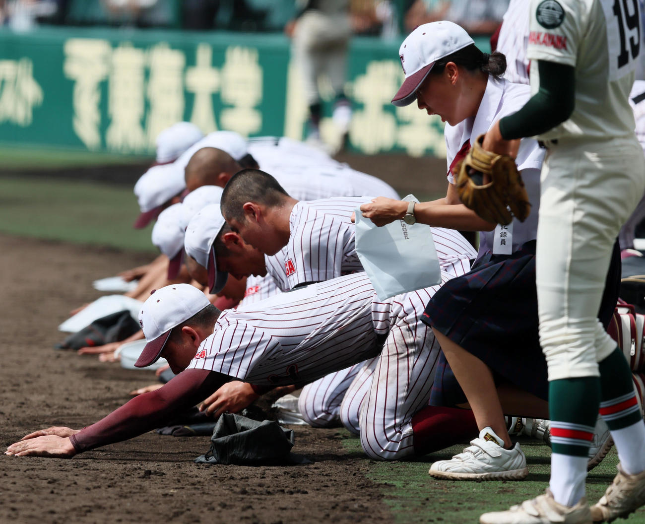鳥栖工対日大三　日大三に敗れ甲子園の土をナインとともに集める鳥栖工の女子マネジャー緒方美月さん（撮影・加藤哉）