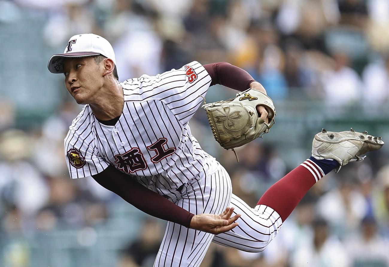 日大三戦の7回から2番手で登板した鳥栖工・松延響（共同）