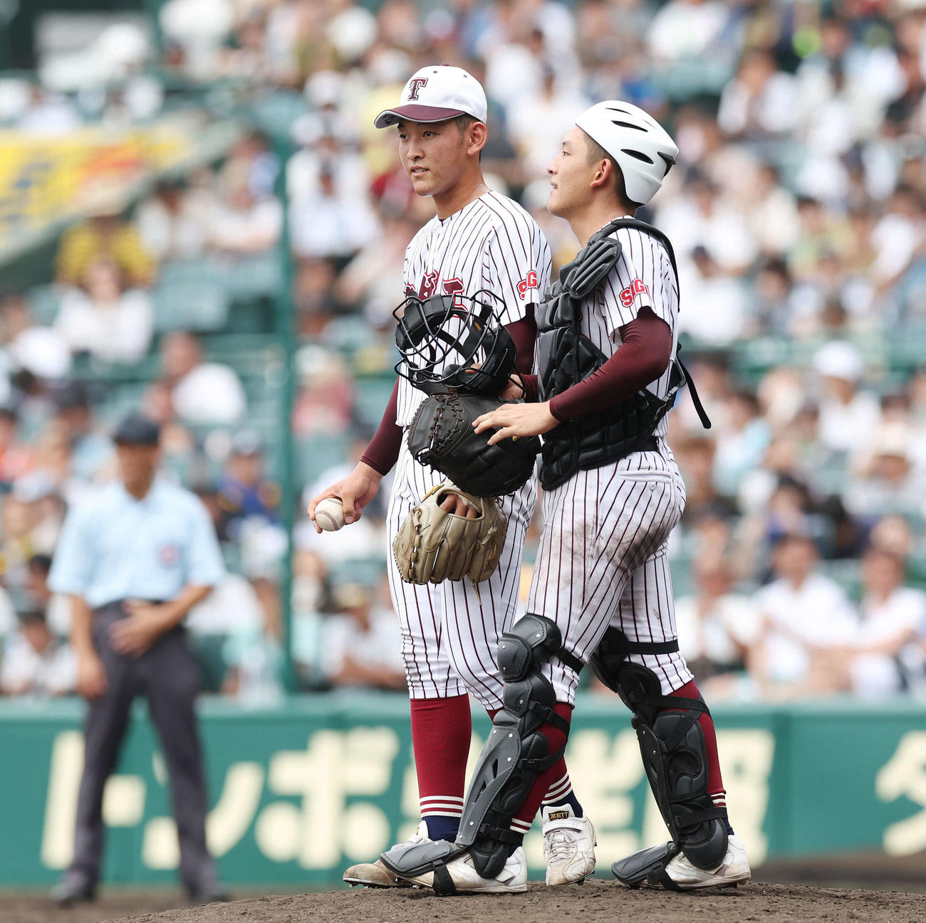 鳥栖工対日大三　鳥栖工2番手で弟・松延響（左）に声を掛ける兄・晶音（撮影・宮地輝）