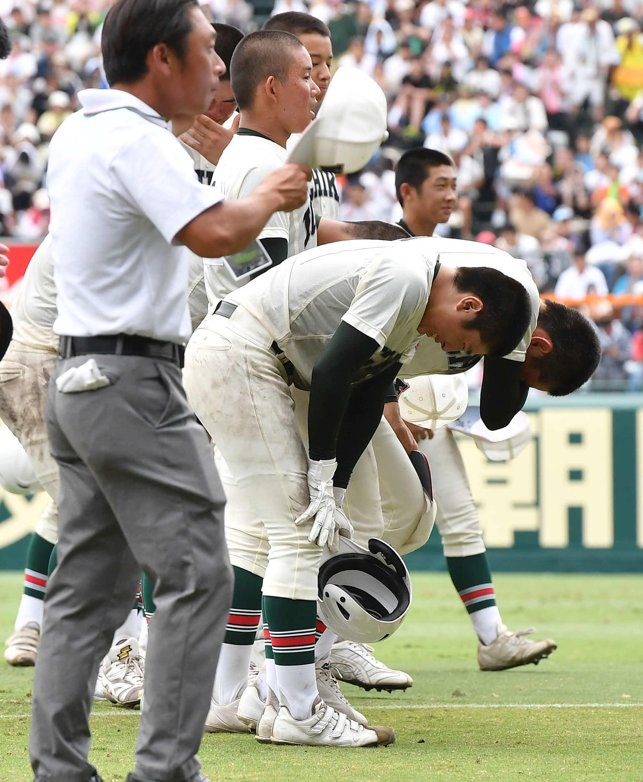 神村学園対市和歌山　神村学園に敗れ、がっくりと肩を落とす市和歌山の熊本（中央）（撮影・岩下翔太）