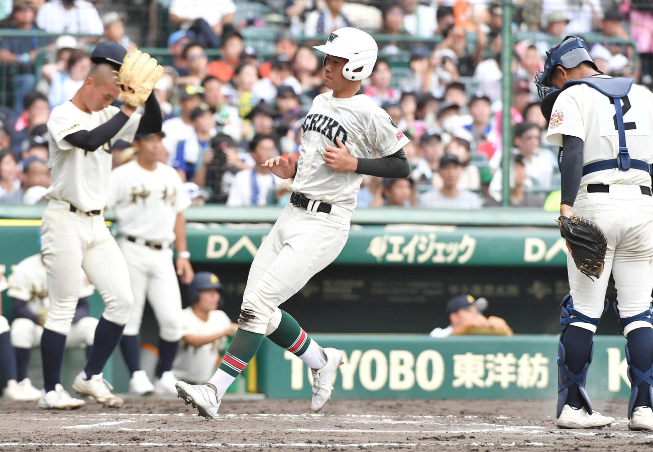 神村学園対市和歌山　6回裏市和歌山1死二、三塁、小野の右犠飛で生還する大江（撮影・岩下翔太）