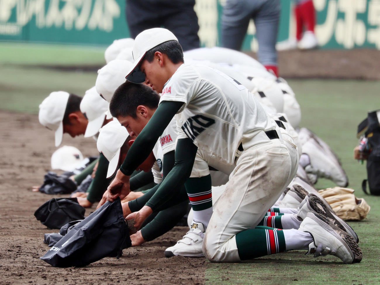 神村学園対市和歌山　神村学園に敗れ甲子園の土を集める市和歌山ナイン（撮影・加藤哉）