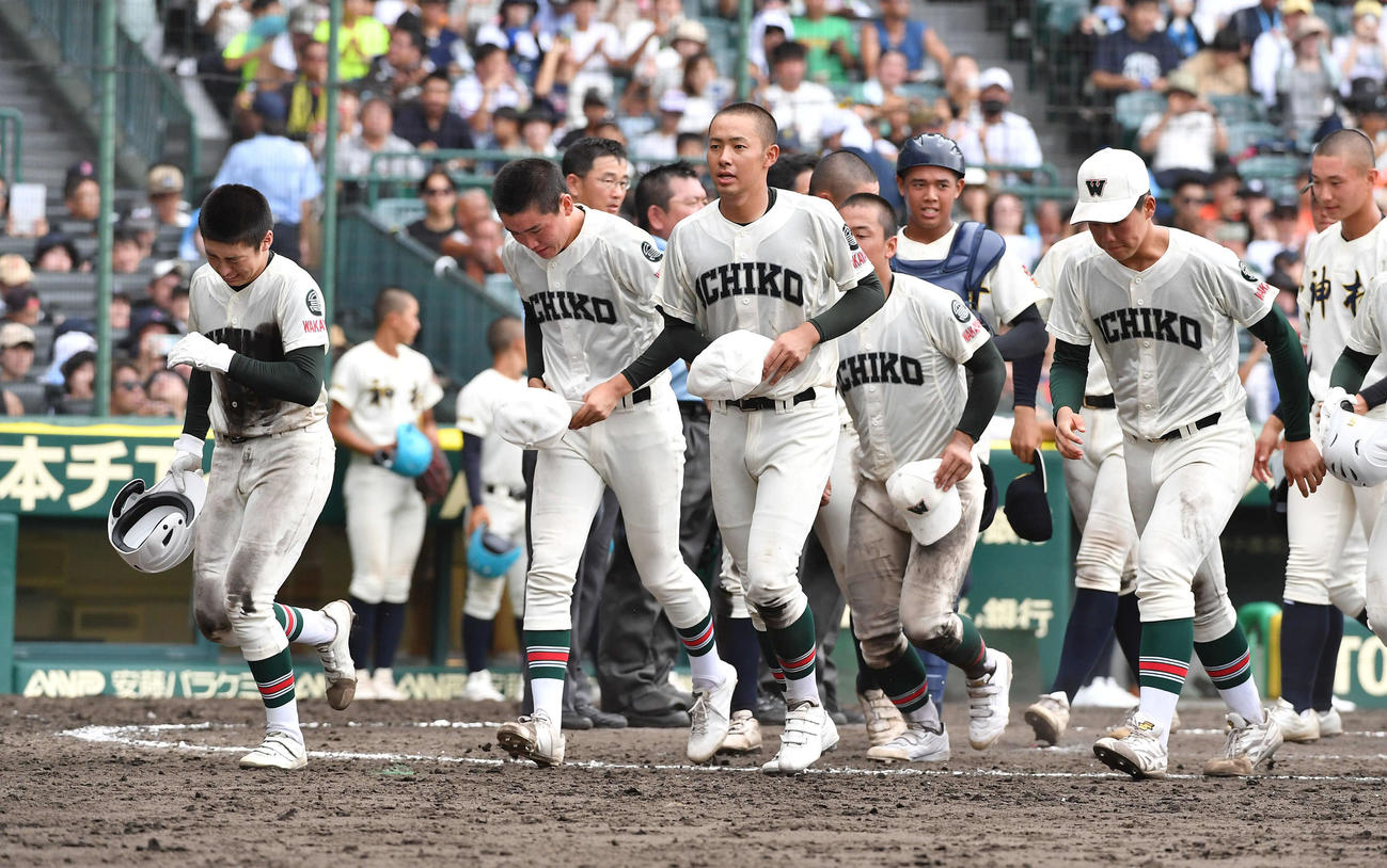 神村学園対市和歌山　神村学園に敗れ、涙しながらベンチ前に整列に向かう熊本（左端）ら市和歌山ナイン（撮影・岩下翔太）