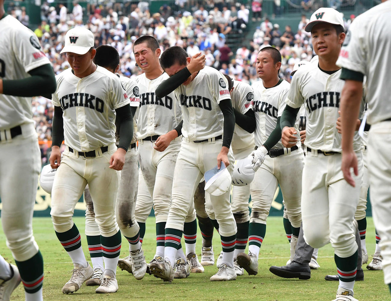 神村学園対市和歌山　神村学園に敗れ、号泣しながら引き揚げる栗谷（左から4人目）ら市和歌山ナイン（撮影・岩下翔太）