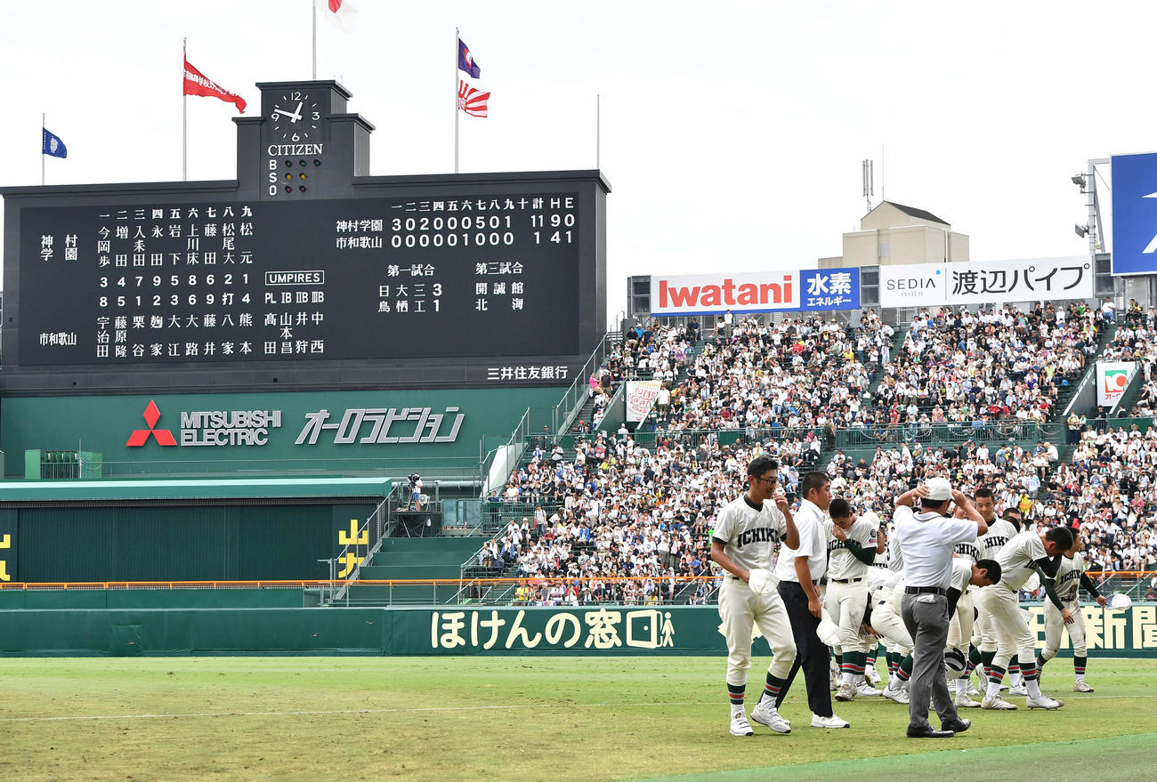 神村学園対市和歌山　神村学園に敗れ、泣き崩れる市和歌山ナイン（撮影・岩下翔太）