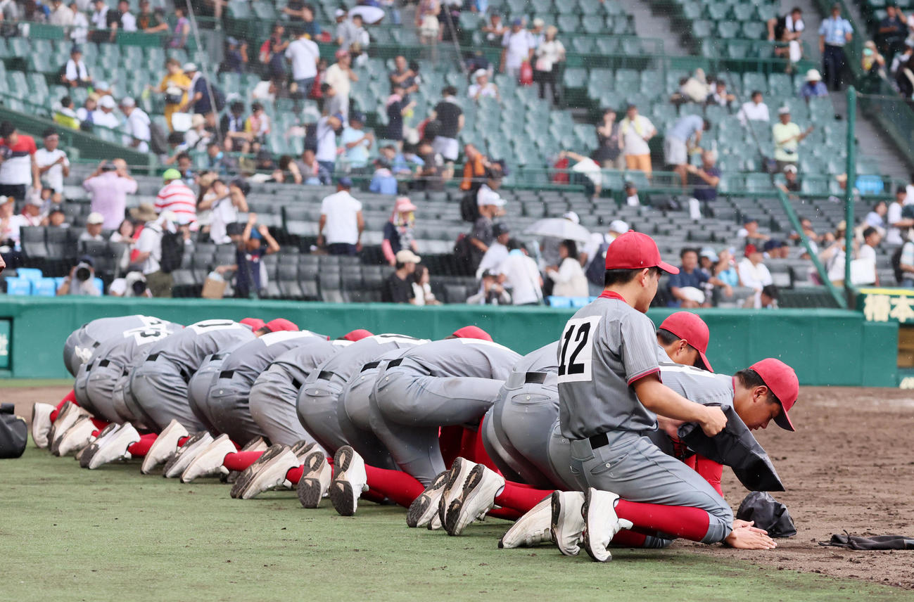 北海対浜松開誠館　北海にサヨナラ負けし甲子園の土を集める浜松開誠館ナイン（撮影・加藤哉）