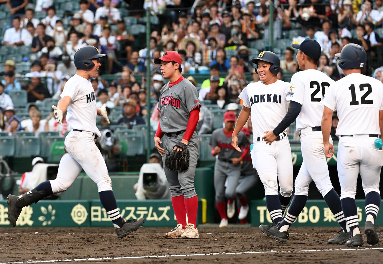 北海対浜松開誠館　9回裏北海1死二塁、関に左へサヨナラ打を打たれがっくりする浜松開誠館・近藤（撮影・前岡正明）