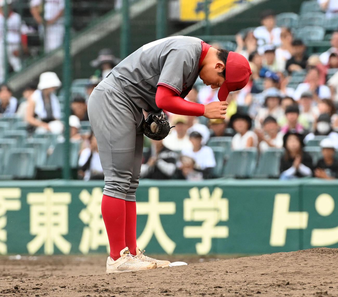 北海対浜松開誠館　8回、2番手で登板した浜松開誠館・近藤はマウンドで一礼（撮影・前岡正明）