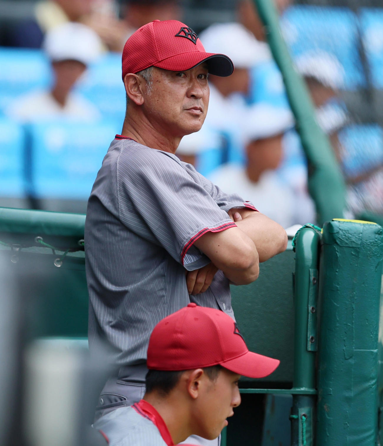 北海対浜松開誠館　ベンチで腕組みする浜松開誠館の佐野監督（撮影・加藤哉）