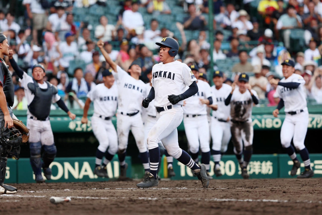 浜松開誠館対北海　9回裏北海1死二塁、関の左越え適時打で二塁走者熊谷が生還しサヨナラ勝ちとなる（撮影・加藤哉）