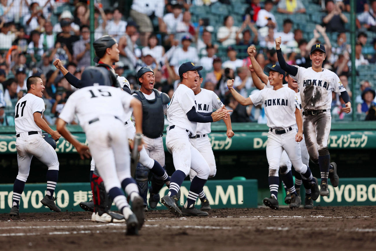 浜松開誠館対北海　9回裏北海1死二塁、関の左越え適時打でサヨナラ勝ちとなりグラウンドに出て喜ぶナイン（撮影・加藤哉）