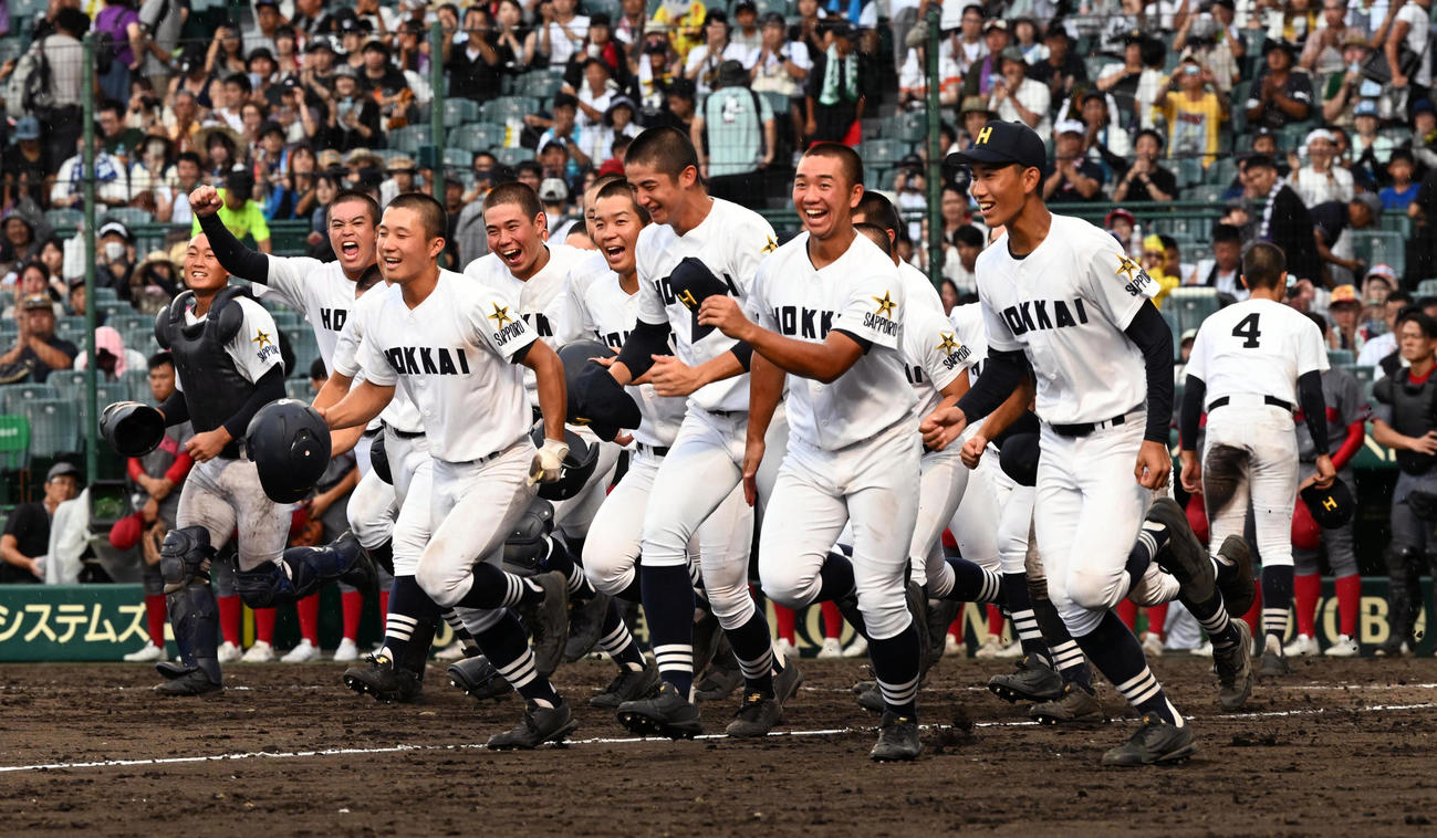 浜松開誠館対北海　浜松開誠館にサヨナラ勝ち、笑顔で応援団にあいさつに向かう北海ナイン（撮影・前岡正明）