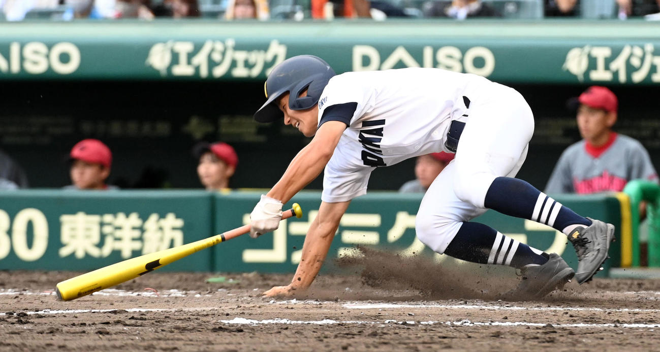浜松開誠館対北海　8回裏北海1死二塁、小保内は中前同点適時打を放つ（撮影・前岡正明）