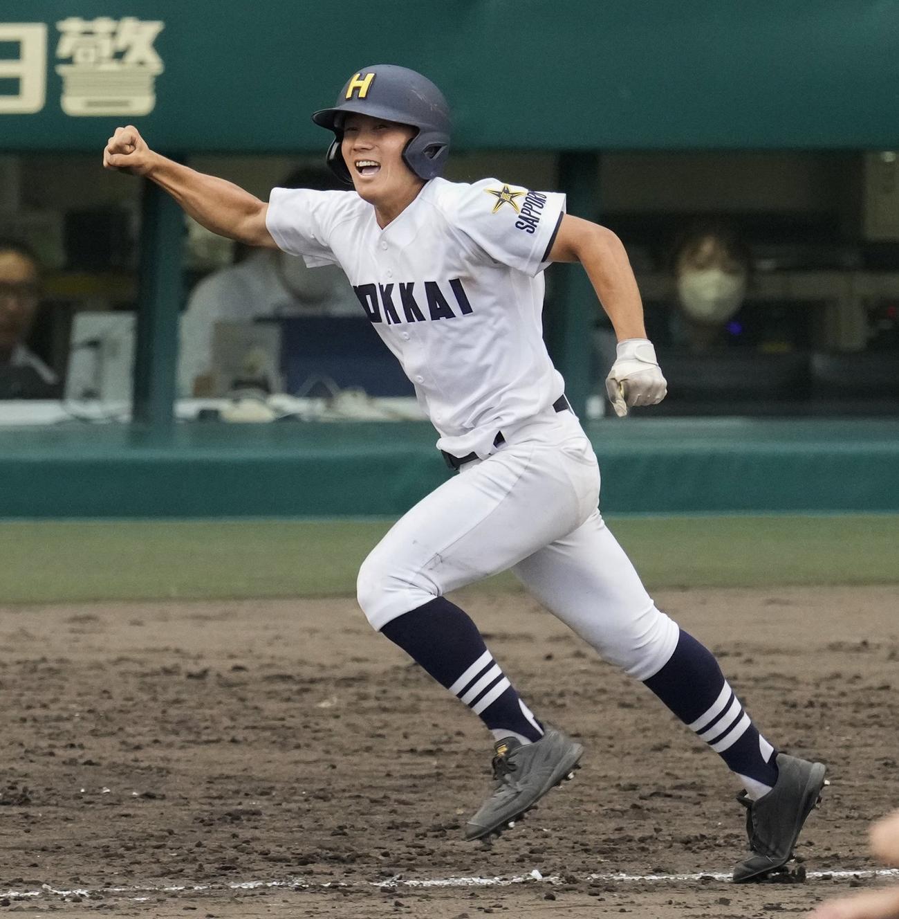 浜松開誠館―北海　8回裏、中前に適時打を放ち、喜ぶ北海・小保内＝甲子園（共同）