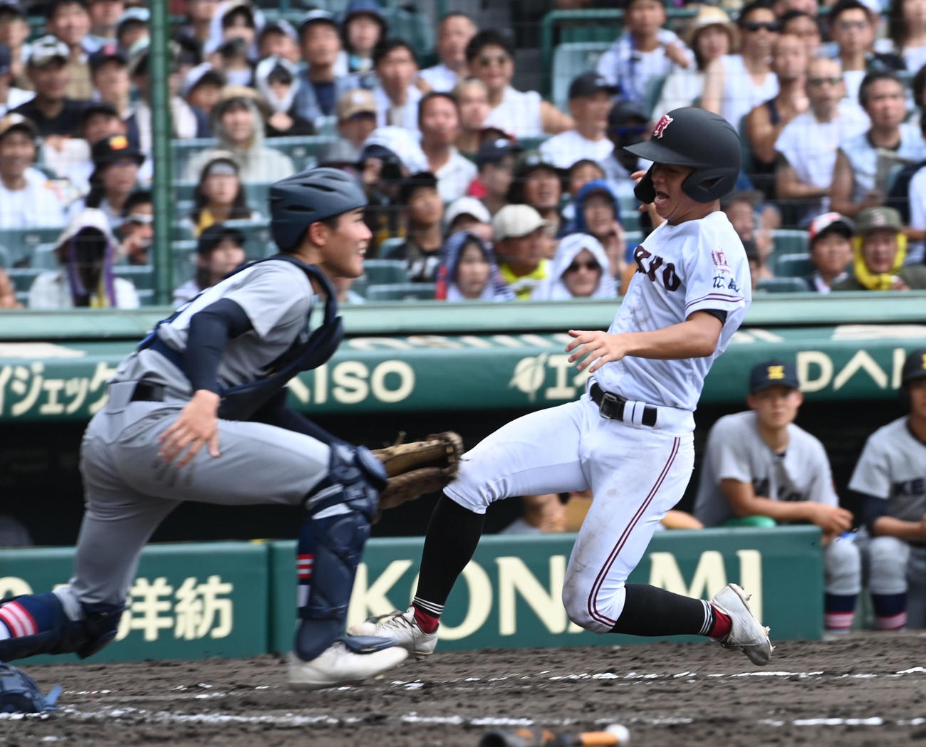 慶応対広陵　3回裏広陵2死二塁、小林の左前適時打で生還する谷本。捕手・渡辺憩（撮影・前岡正明）