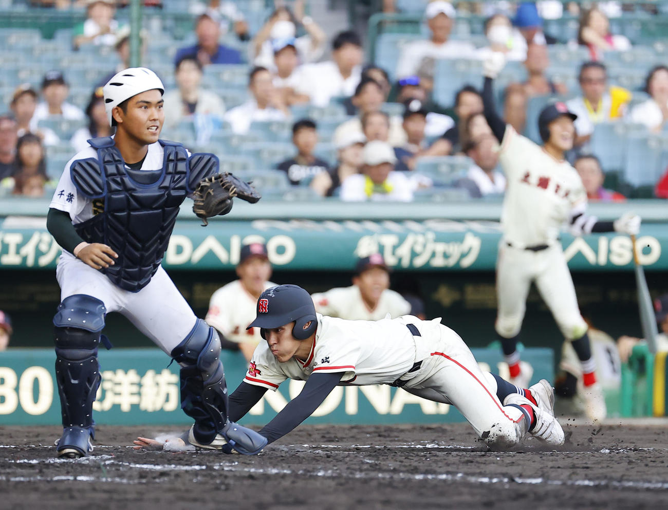 専大松戸対土浦日大　3回裏土浦日大無死二、三塁、鈴木の二塁適時内野安打で生還する二走松田（撮影・藤尾明華）