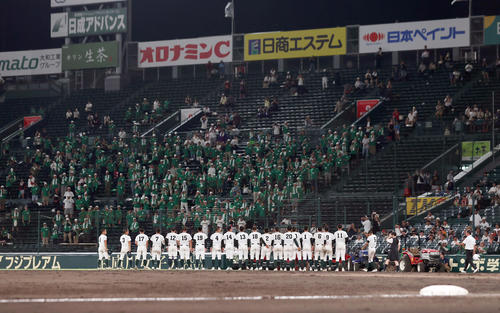 専大松戸対土浦日大　土浦日大に敗れ、アルプススタンドの応援団にあいさつする専大松戸ナイン（撮影・前田充）