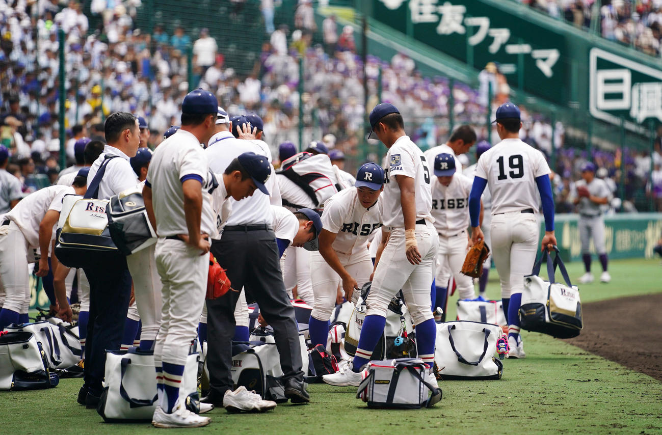 仙台育英対履正社　土を持ち帰らず甲子園を後にする履正社ナイン（撮影・横山健太）