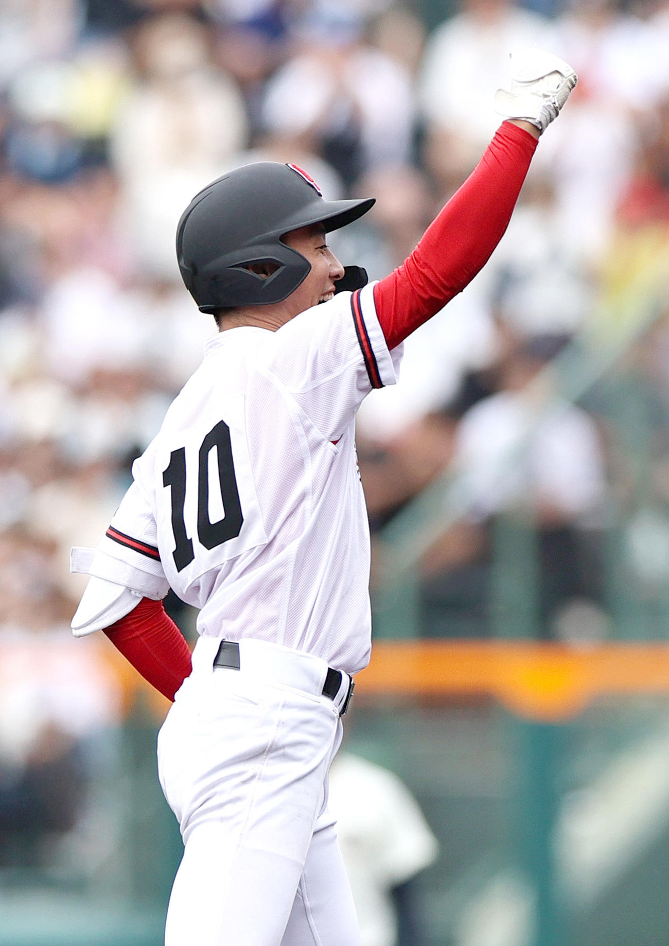 日大三対おかやま山陽　2回裏おかやま山陽1死二塁、西野は左に適時二塁打を放ちガッツポーズ（撮影・上山淳一）