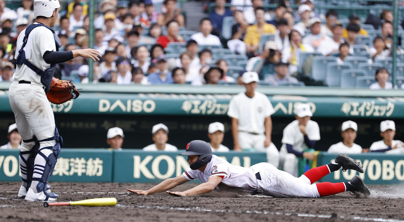 日大三対おかやま山陽　5回裏おかやま山陽1死二、三塁、渡辺の遊ゴロで相手失策の間に生還する二走田内（撮影・藤尾明華）