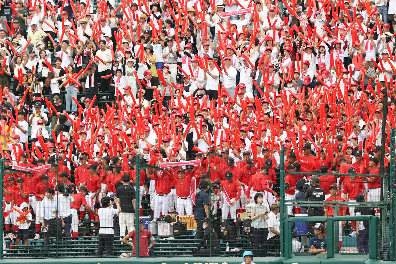 日大三対おかやま山陽　5回裏、盛り上がるおかやま山陽応援団（撮影・上山淳一）