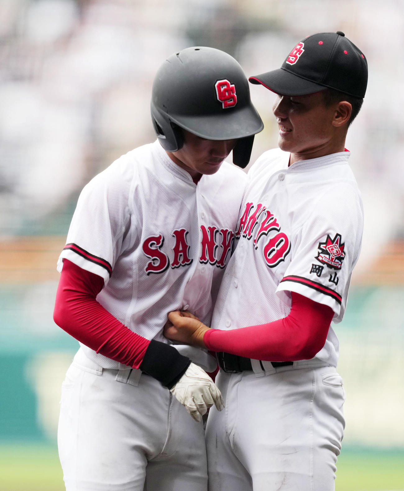 日大三対おかやま山陽　5回裏おかやま山陽1死一、二塁、タイムをかけ入江（左）にパンチで気合を注入する井川（撮影・横山健太）